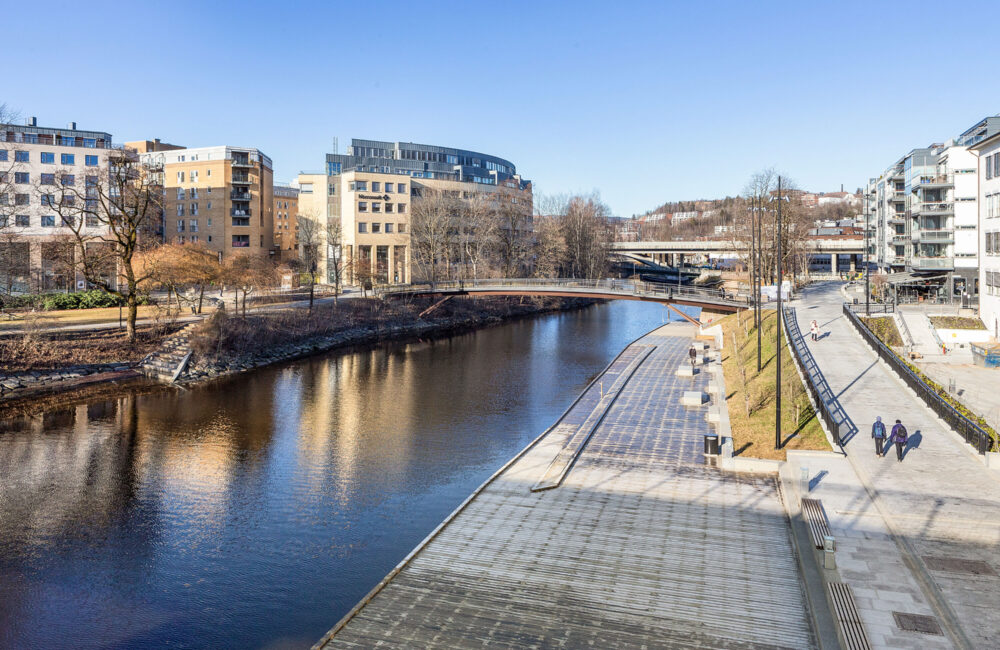 15 minutter med sykkel til Sandvika Storsenter Eller en liten rusletur til Høvik Senter.