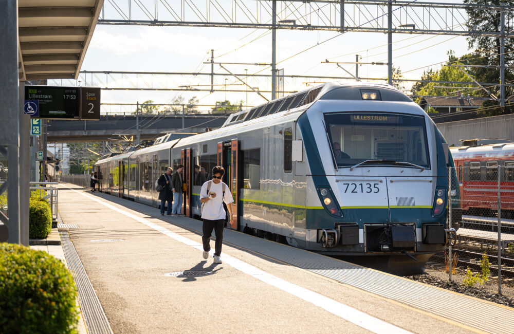 Cirka like langt til toget som til postkassa Og kun 12 min med tog til Nationaltheatret.